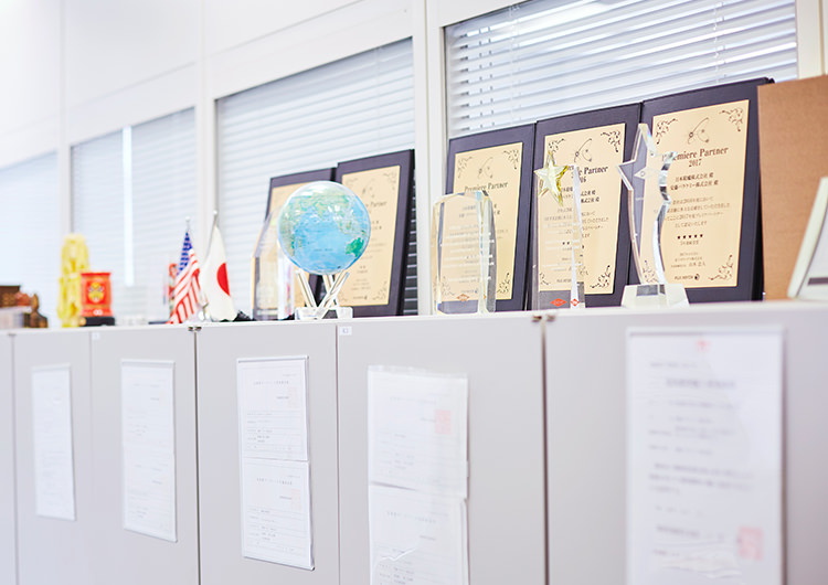 办公室内排列的奖状和奖杯。